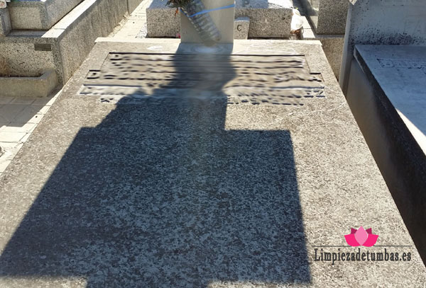 Trabajos recientes en la Almudena, Madrid Limpieza de tumbas antes