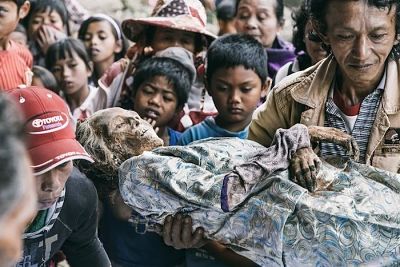 rituales funerarios indonesia