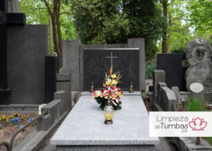 Mantenimiento de tumba después de la limpieza limpieza y mantenimiento de una sepultura