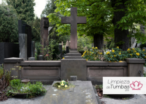 Cuidado estacional de tumbas limpieza y mantenimiento de una sepultura