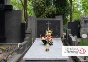 Limpieza de la tumba como homenaje