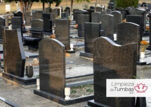 Limpieza de tumbas con cuidado y detalle